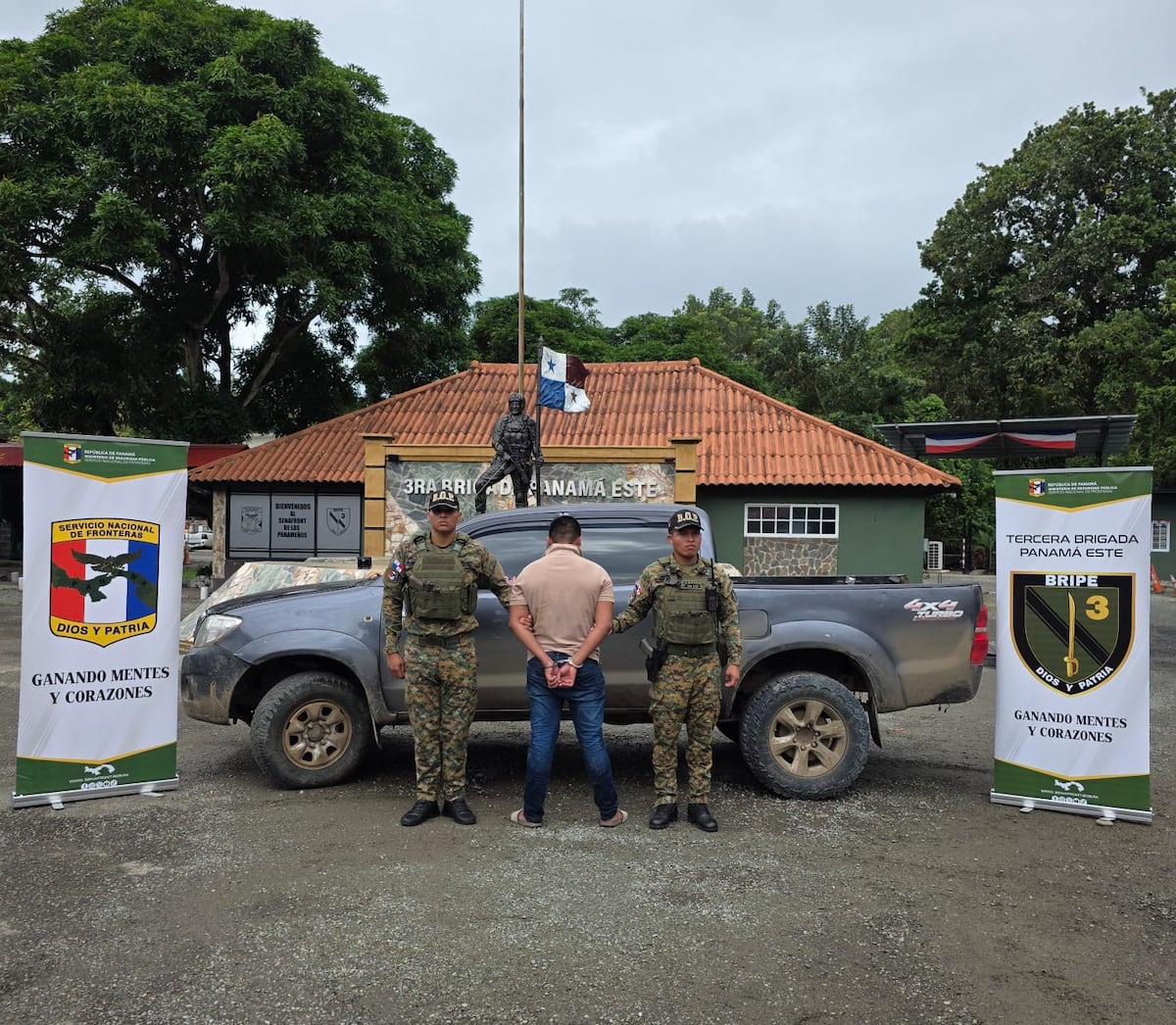 Hallan presunta droga en carro del Estado