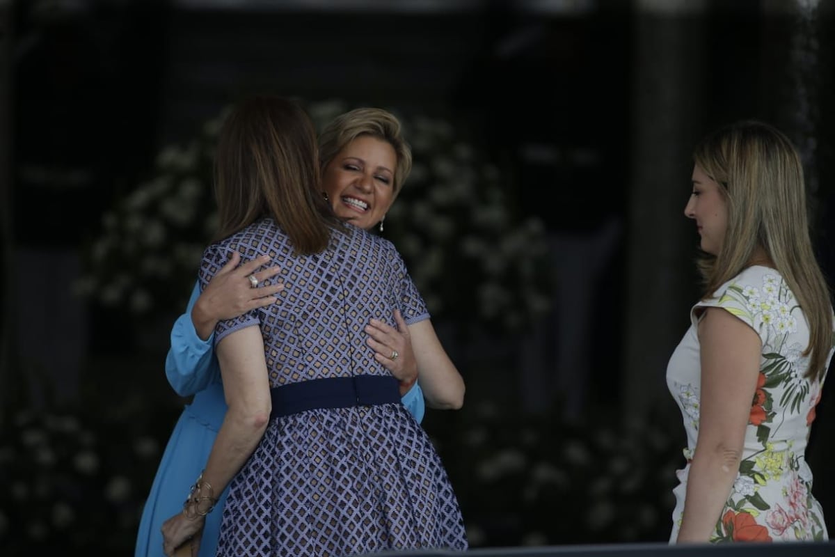 Bien vestidas. Primera Dama Lorena Castillo recibe a esposa del Presidente Electo