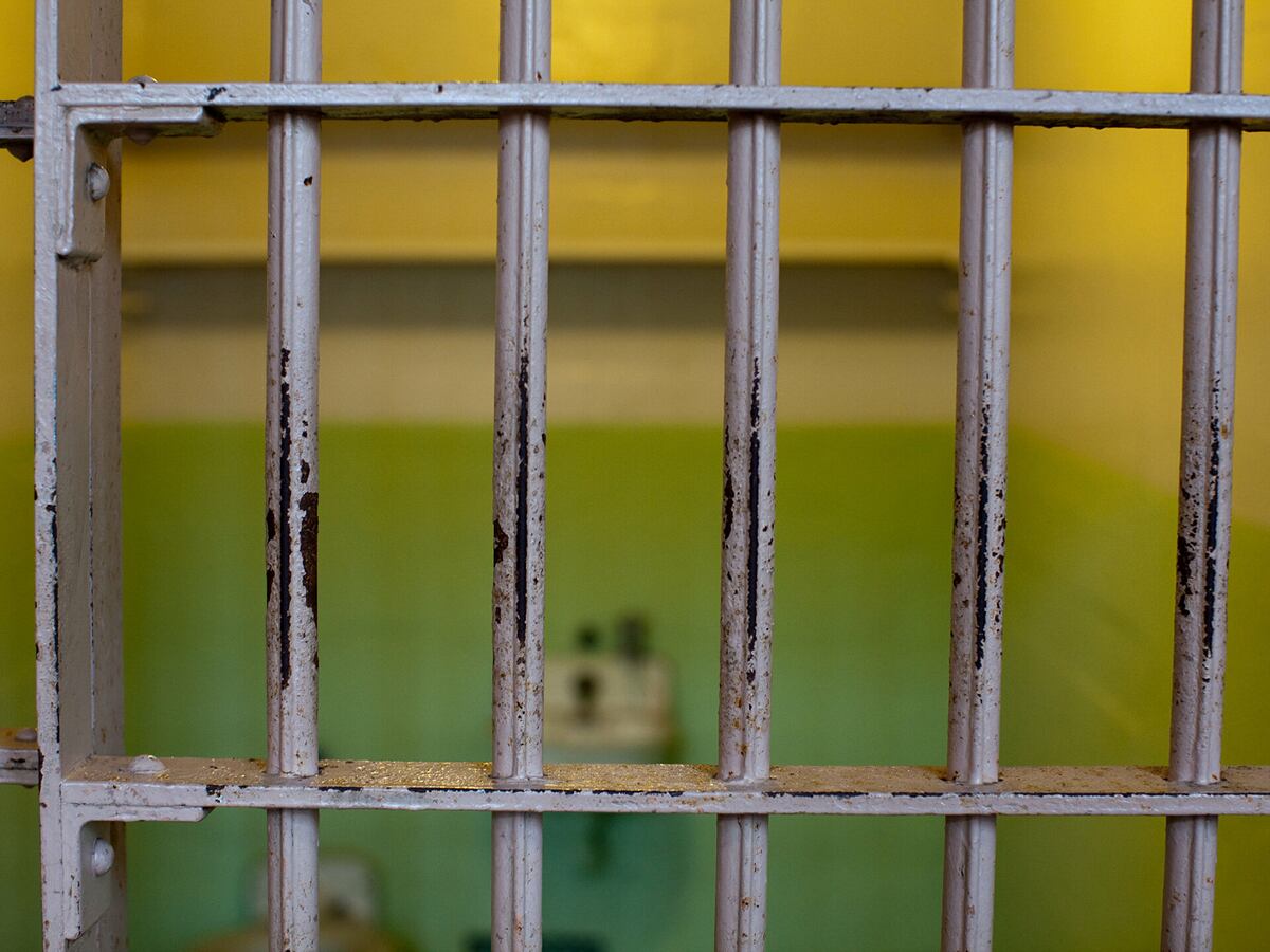 Casi mata a golpes a su compañero de celda cansado de sus flatulencias