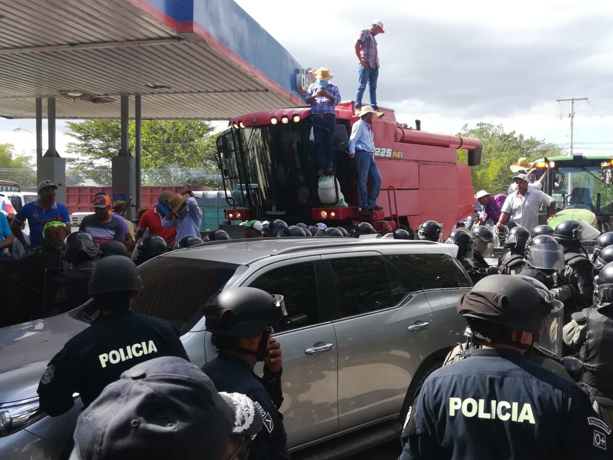 En Divisa los productores casi linchan al ministro Carles en medio de protesta