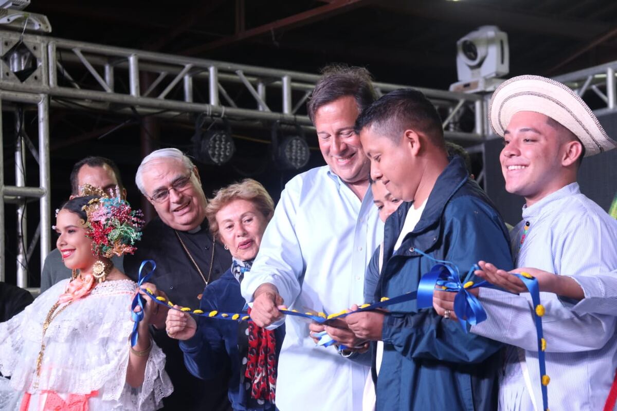 Captan a Varela y Mireya Moscoso echando un cuento bueno