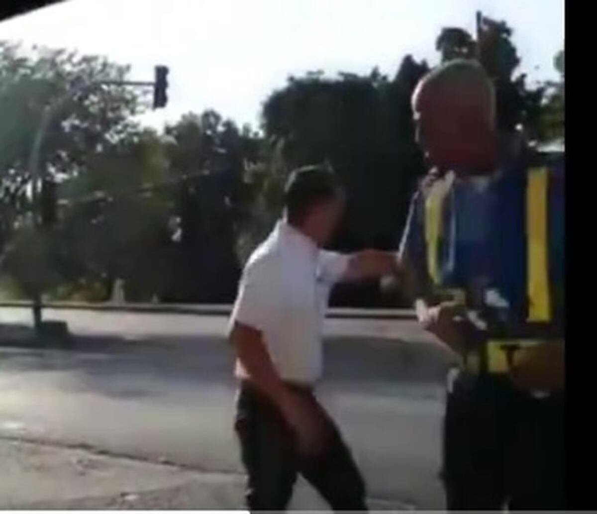 Circula video. Le entran a golpes a inspector del Tránsito. Cae en plena calle.