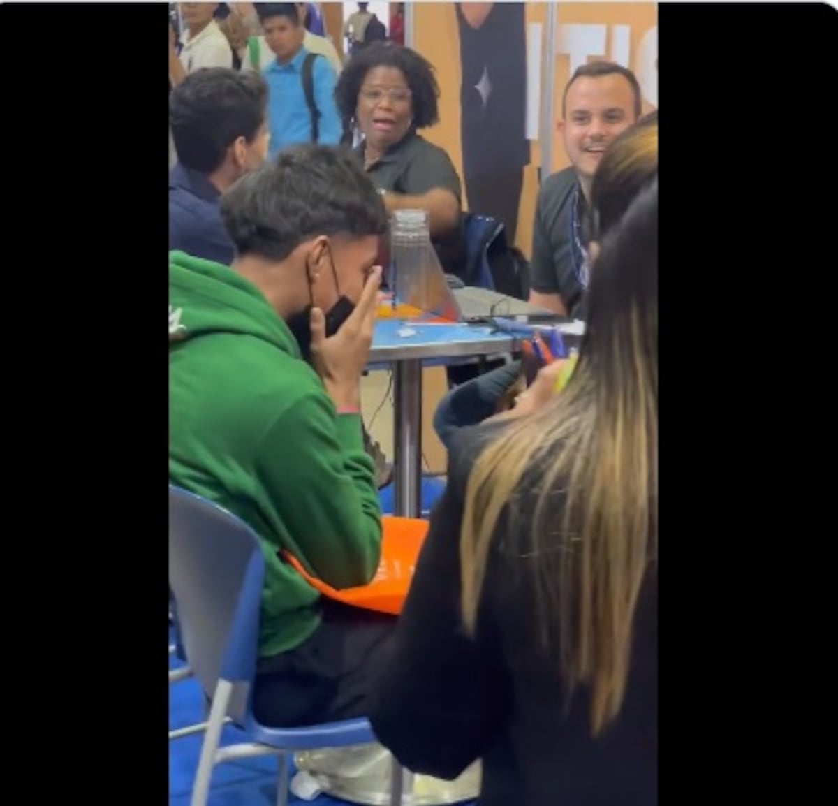 Contratan a joven que aprendió inglés oyendo música y viendo películas de Netflix. Es uno de los 5 mil precontratados, de más de 24 mil en feria de empleo