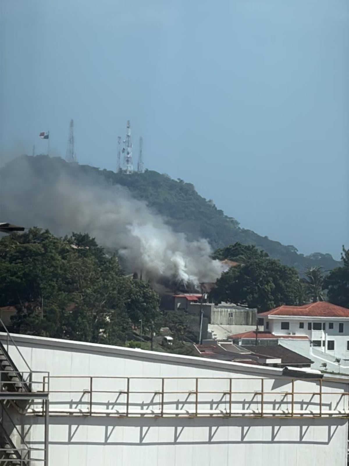 LO ÚLTIMO. Incendio en Dos Mares genera fuerte columna de humo detrás de El Dorado + VÍDEOS
