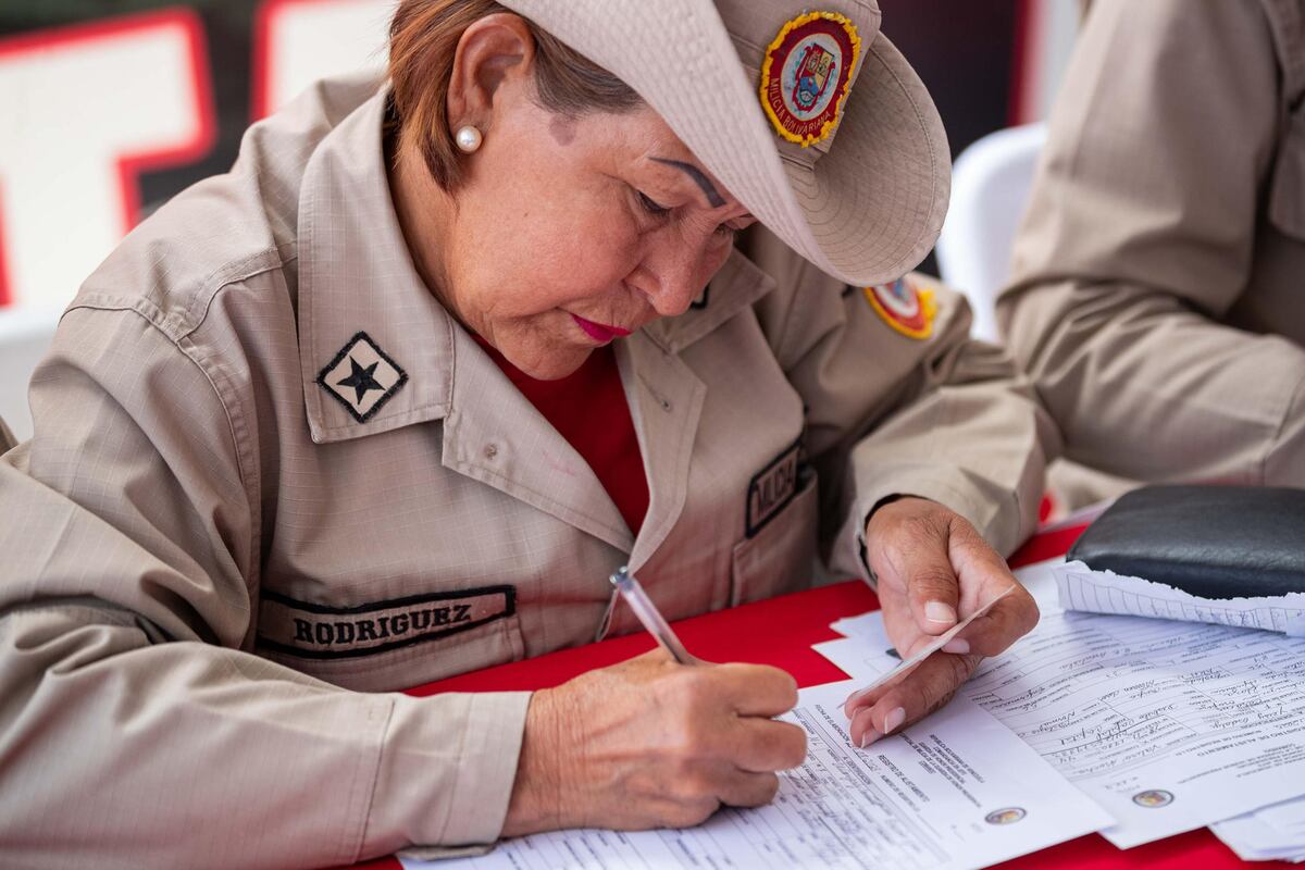 Plazas vacías en Venezuela: Maduro insiste con alistamiento militar