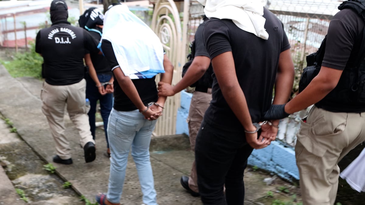 ‘Pollito’ y ‘Bebito’, presuntos cabecillas de la pandilla ‘Los Jota’, caen junto a otros siete en operativo en San Miguelito