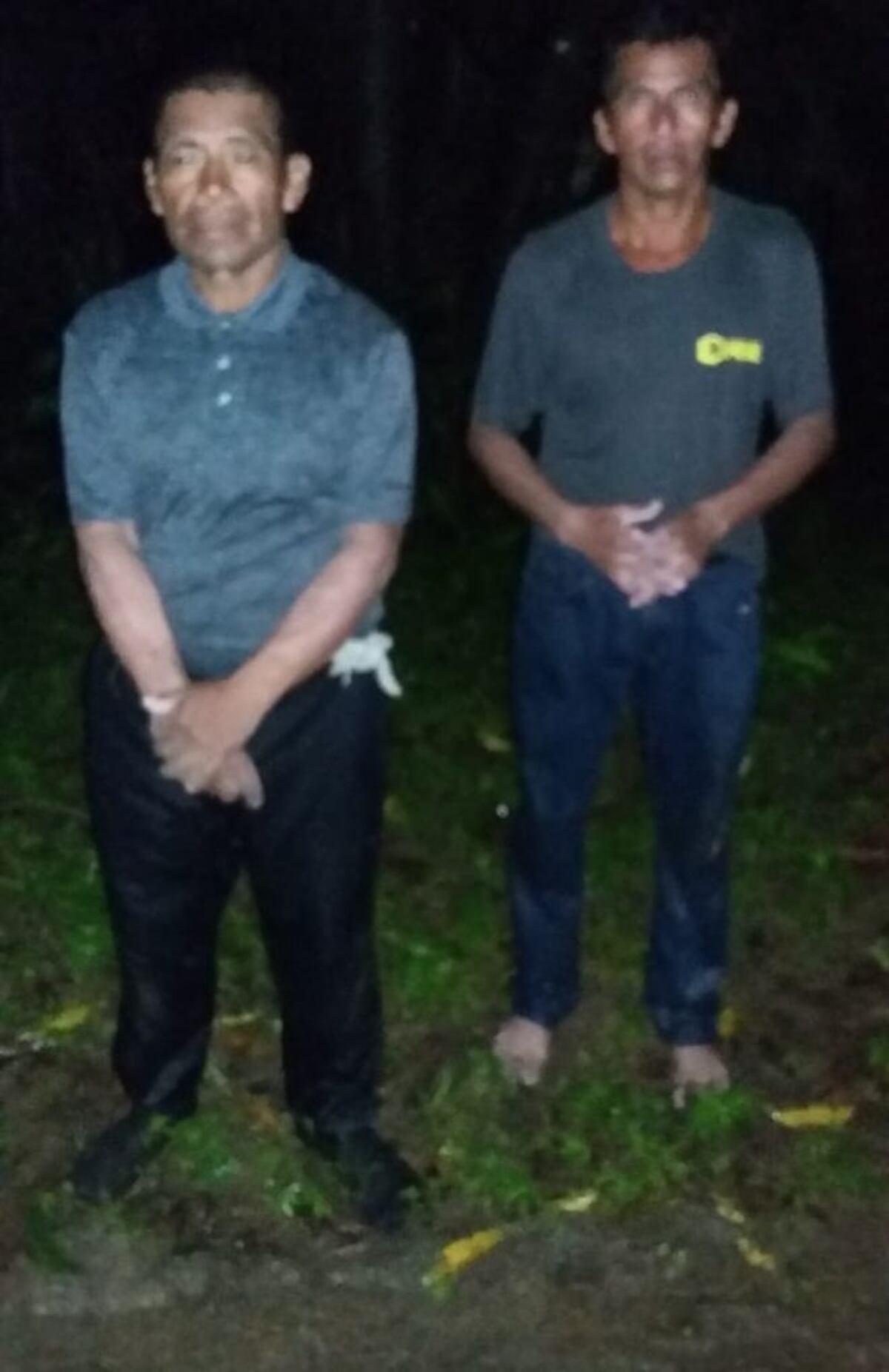 Se juegan la vida.Dos hombres fueron rescatados de noche de crecida de río