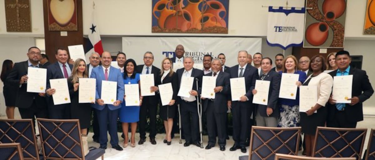 Diputado José Muñoz, su esposa e hija, reciben credenciales para el Parlacen