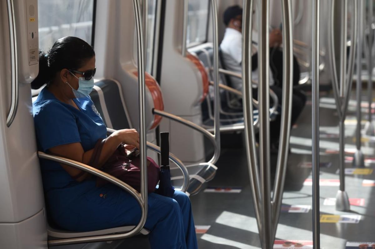 Usuarios del metro guardan distancia y no tocan nada para evitar el contagio del coronavirus