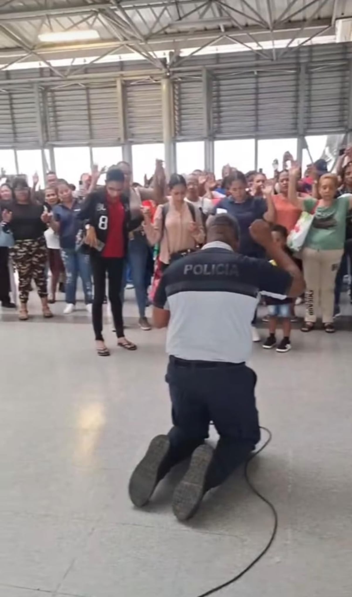 Policía predicó en estación del Metro y abrió debate entre los usuarios sobre las reglas: ‘¿para unos hay multa y para otros permiso?´