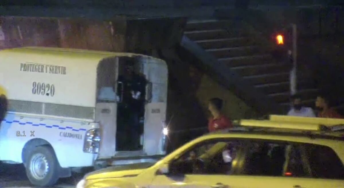 Forman ‘parking’ en la 5 de Mayo.  Los pillan ‘pinteando’ en el parque frente a la Asamblea Nacional. Video