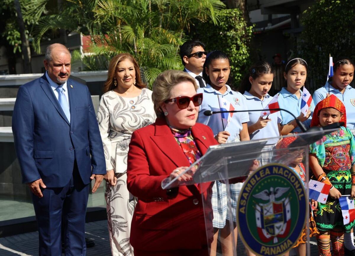 Vestido rojo pasión, gafas carmesí y labios melón: la presidenta de la Corte acaparó miradas en plena controversia por jubilación especial
