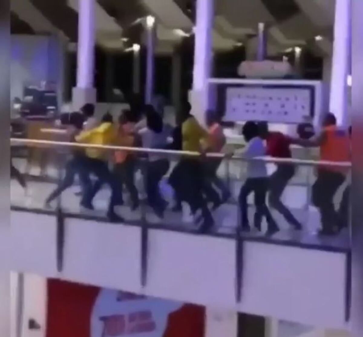 Trifulca en el Mall tras estreno de película 'La monja'.Parecían poseídos |Video