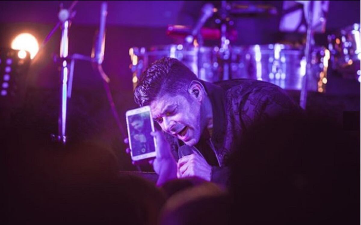 El boricua Jerry Rivera se cayó de un alto entarimado en Ecuador | VIDEOS