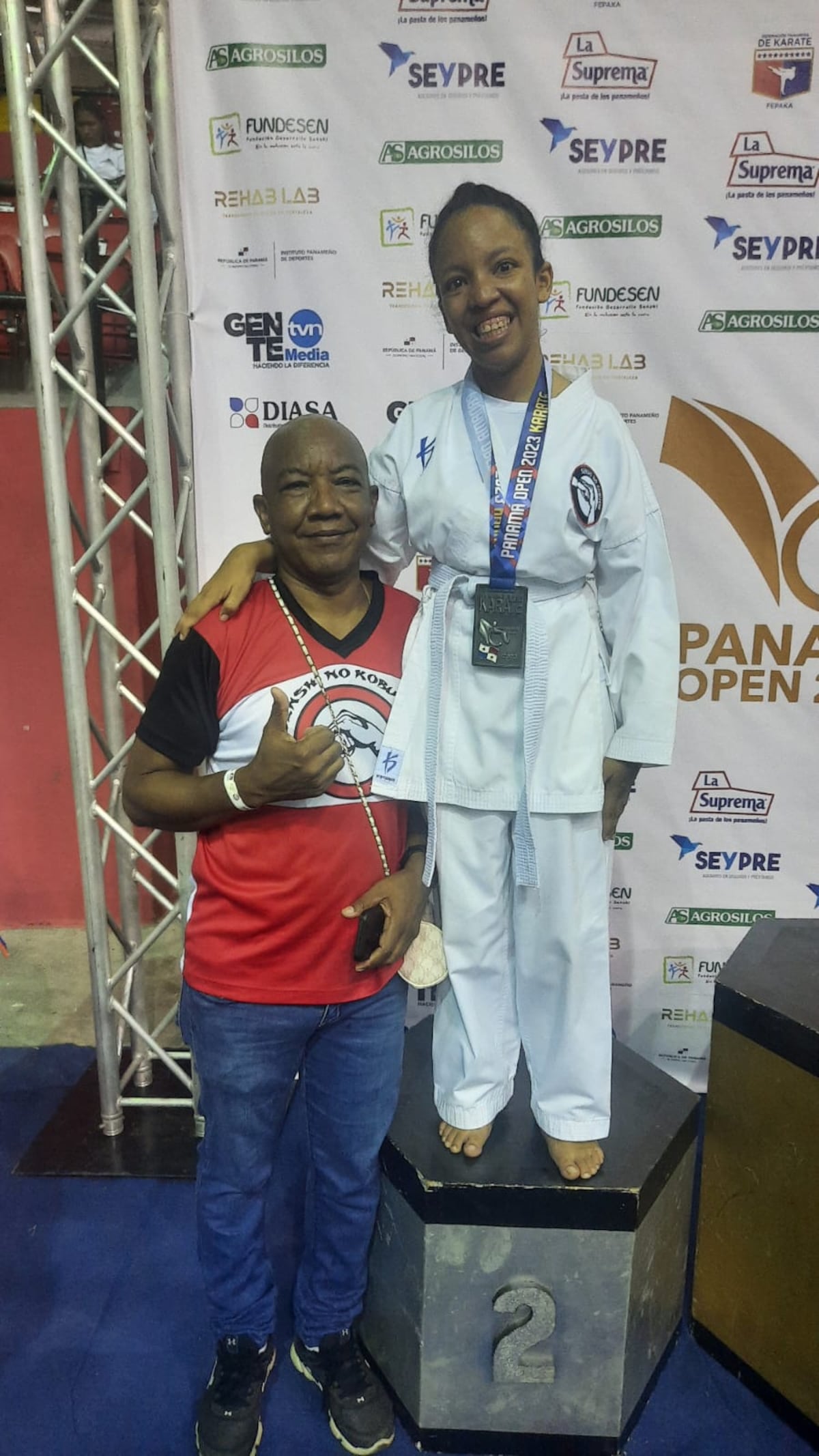 Papá con alma de madre: El teniente de Aeronaval que crió solo a su hija  con parálisis cerebral