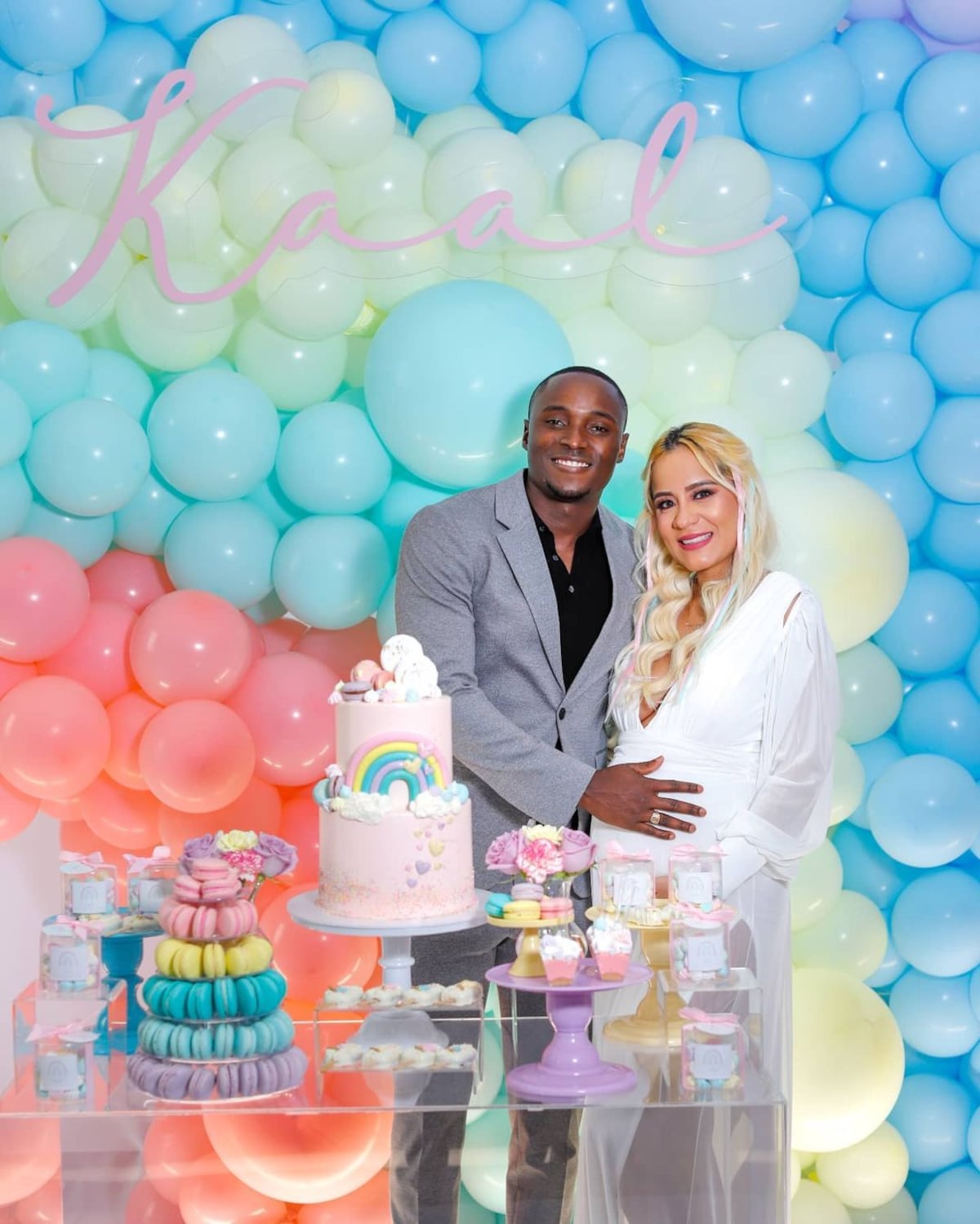 Alonso Edward y su rubia, ya son padres. Muestran el fruto de su amor