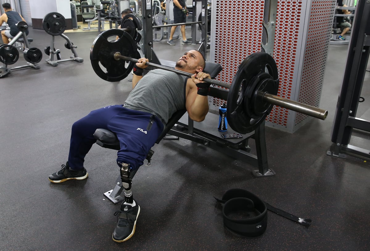 Pese a que le falta una pierna, Rey Dimas levanta sus sueños sobre sus hombros