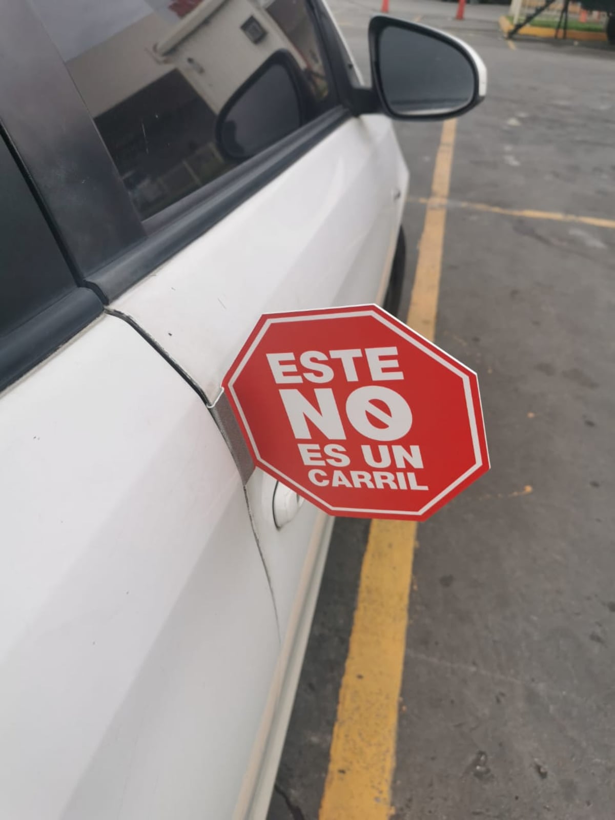 Campaña para prevenir que los motociclistas conduzcan en medio de los autos