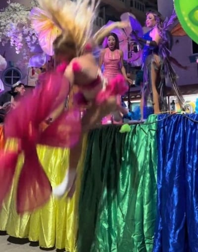Caída inesperada de la reina LGBT marca momento viral en el Carnaval de Puerto Escondido, México 