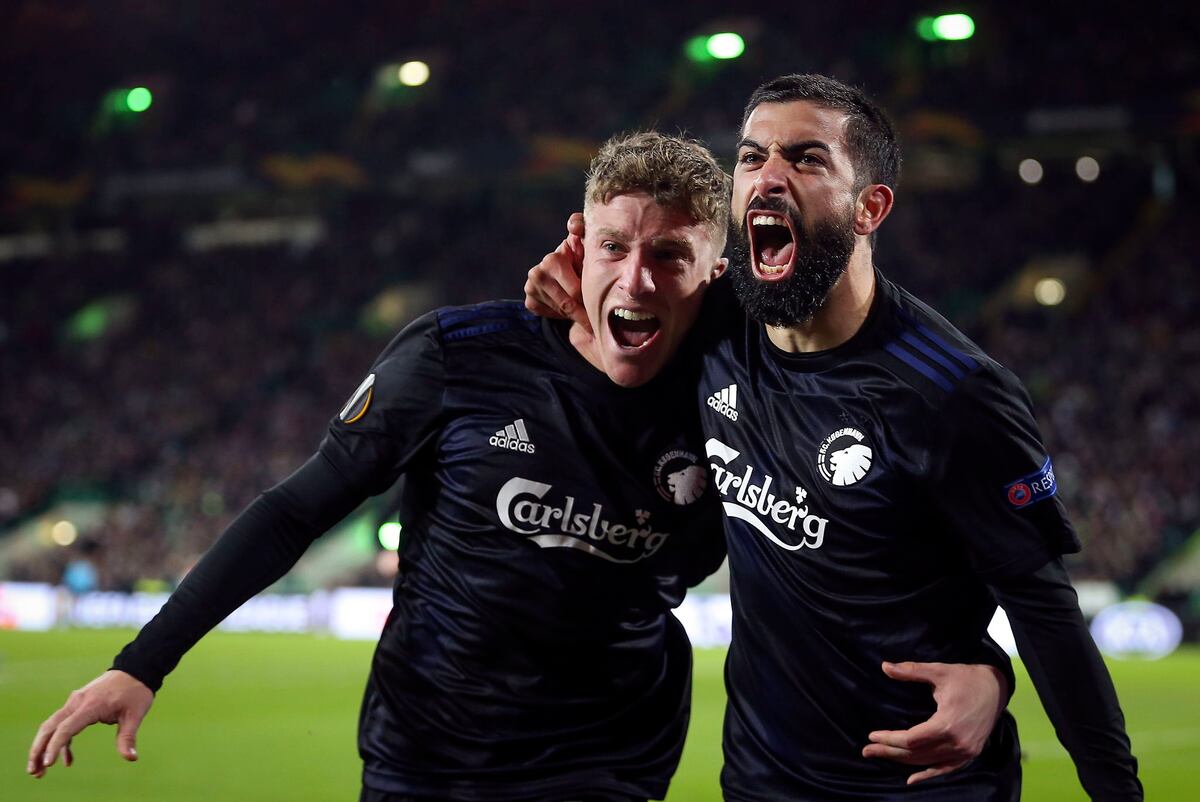 Suspenden a futbolista que agredió a un policía durante celebración | Video