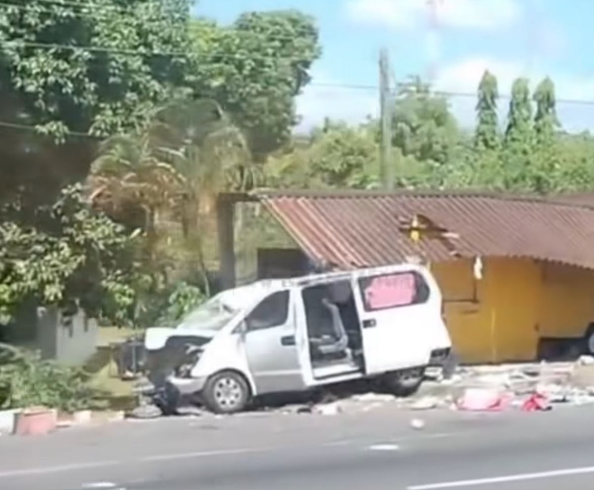 Violento choque en San Carlos: busito con 9 personas se estrella contra parada
