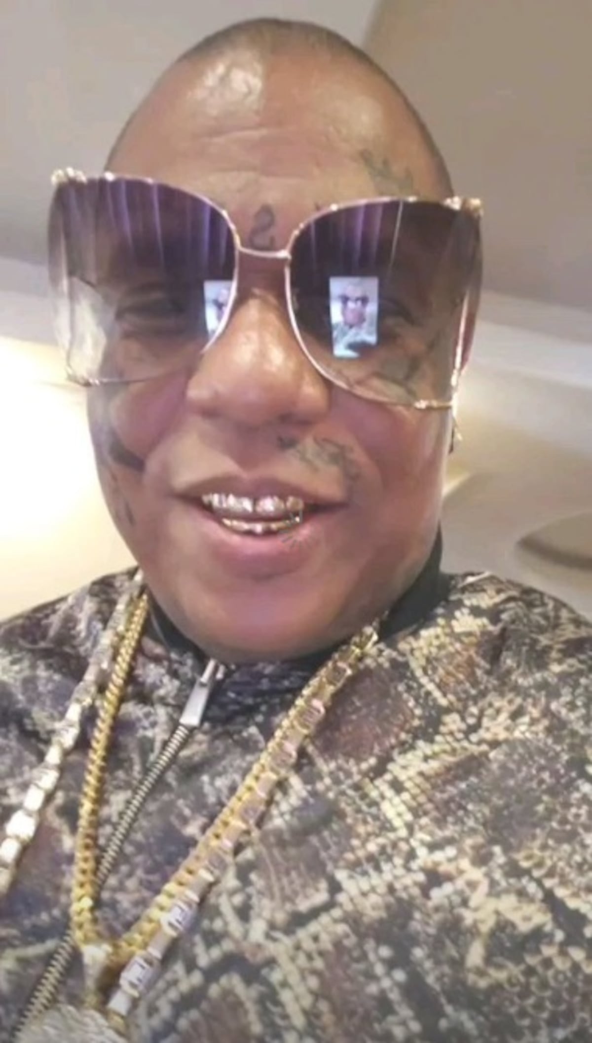 Japanese canta con arma en mano,video causa revuelo y Jenia Nenzen se emberraca