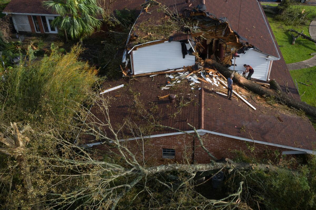 Huracán mató a 16 personas. Tras impactar Luisiana, Laura descarga lluvias como depresión tropical. Video