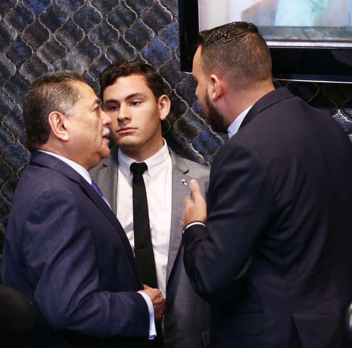 Trifulca. Juan Diego Vásquez y diputado Roberto Ábrego se enfrentan