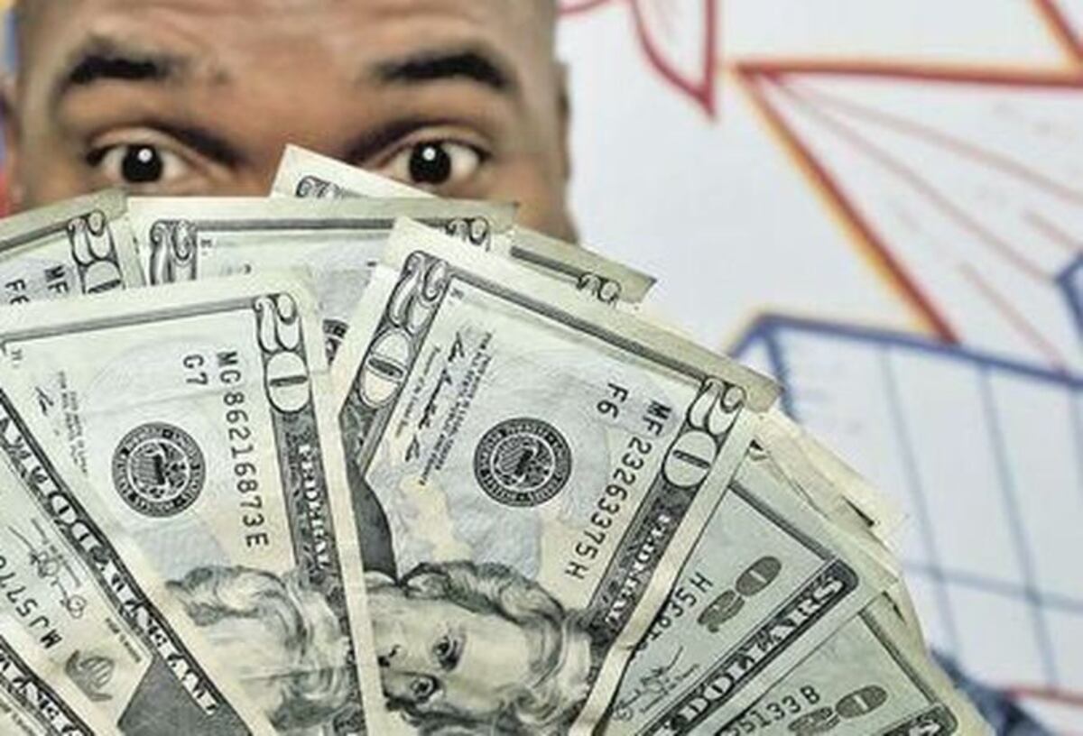 Cuidado. Circulan billetes falsos de $20 y $10. Lo pillan tratando de meterlos para comprar lotería