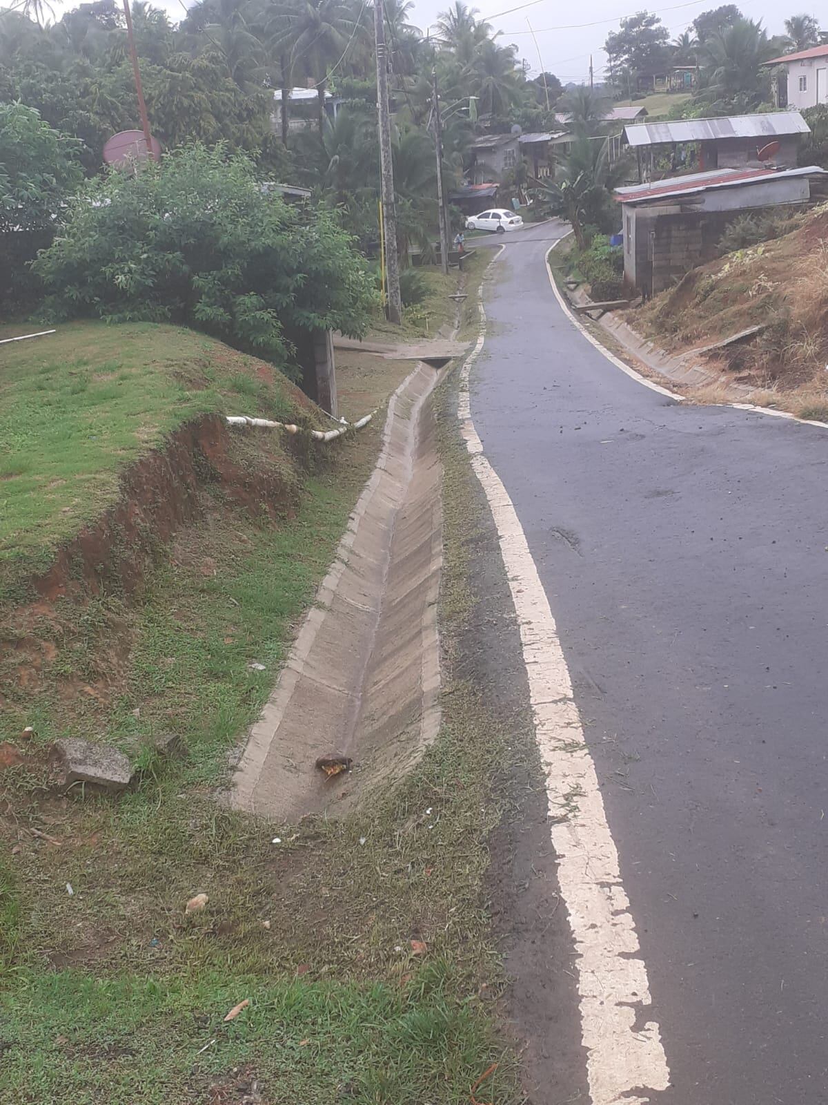 Vías de Colón listas para la lluvia: MOP limpia cunetas y desmonta obstáculos