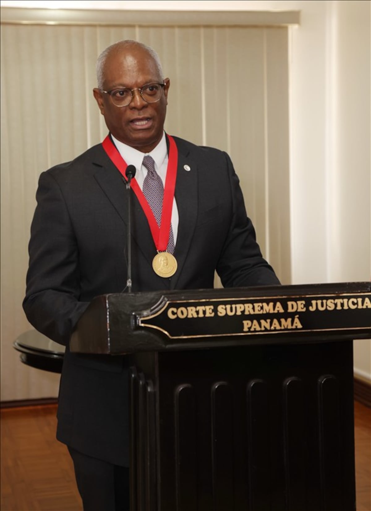 Corte Suprema condecora a Ángela Russo y Cecilio Cedalise al cierre de su período como magistrados