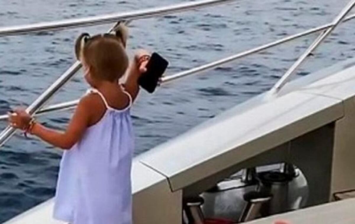 Niña toma medida extrema para captar la atención de su padre| video