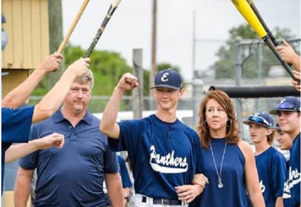 Sus padres le ayudaron a ser grandes ligas y él les hace un increíble regalo