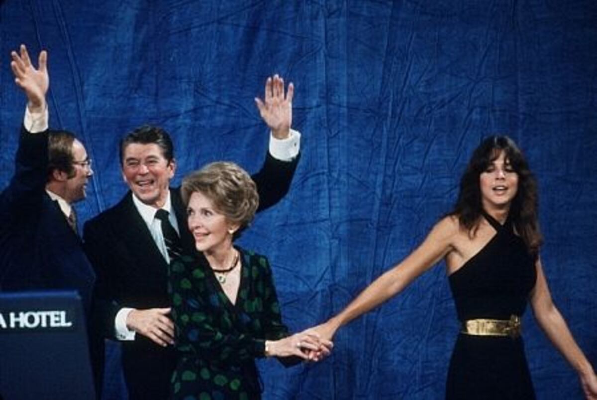 Hija de Ronald Reagan revela que fue violada por productor musical