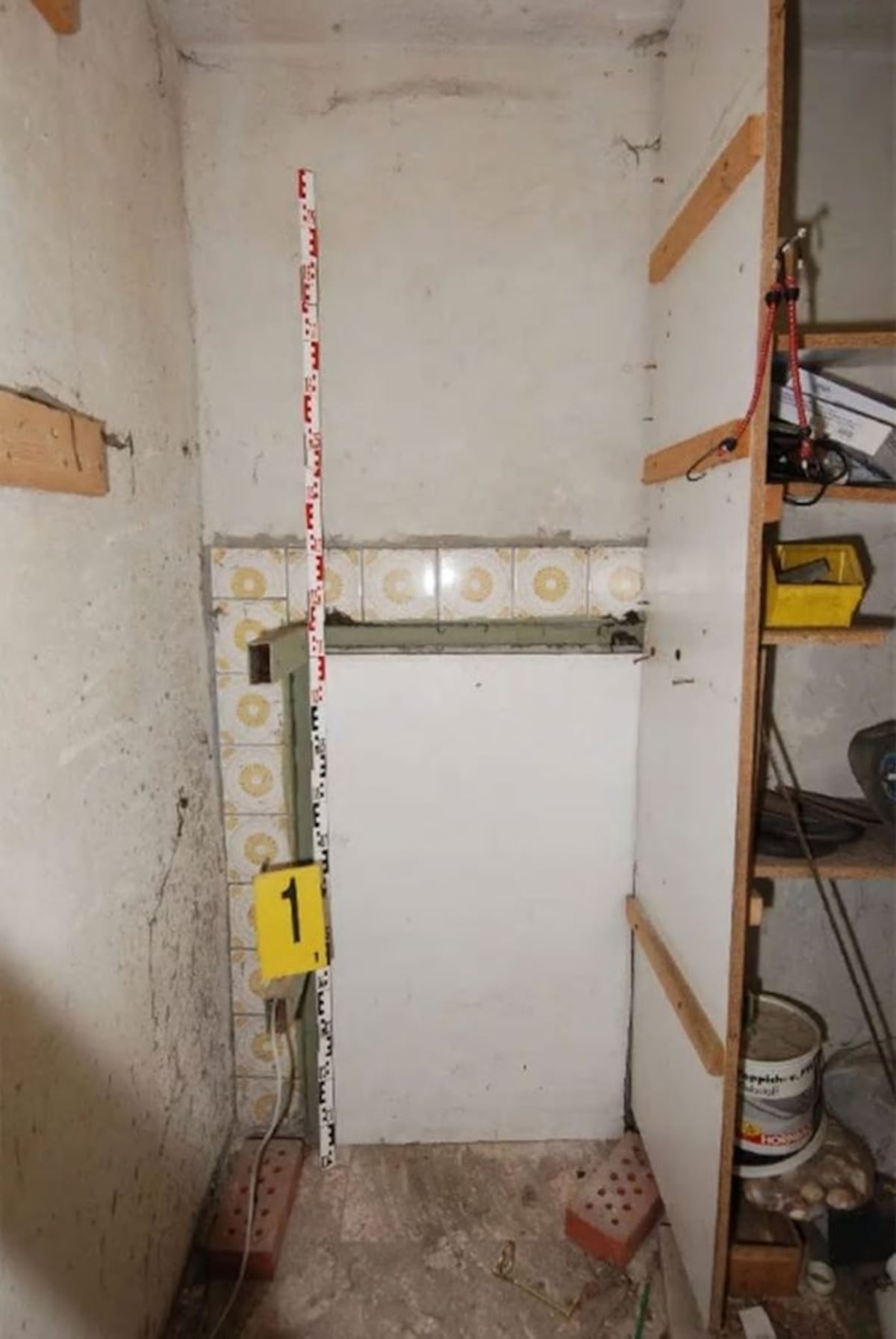 Tenía a su esposa encerrada y cobraba 5 dólares a otros hombres para violarla