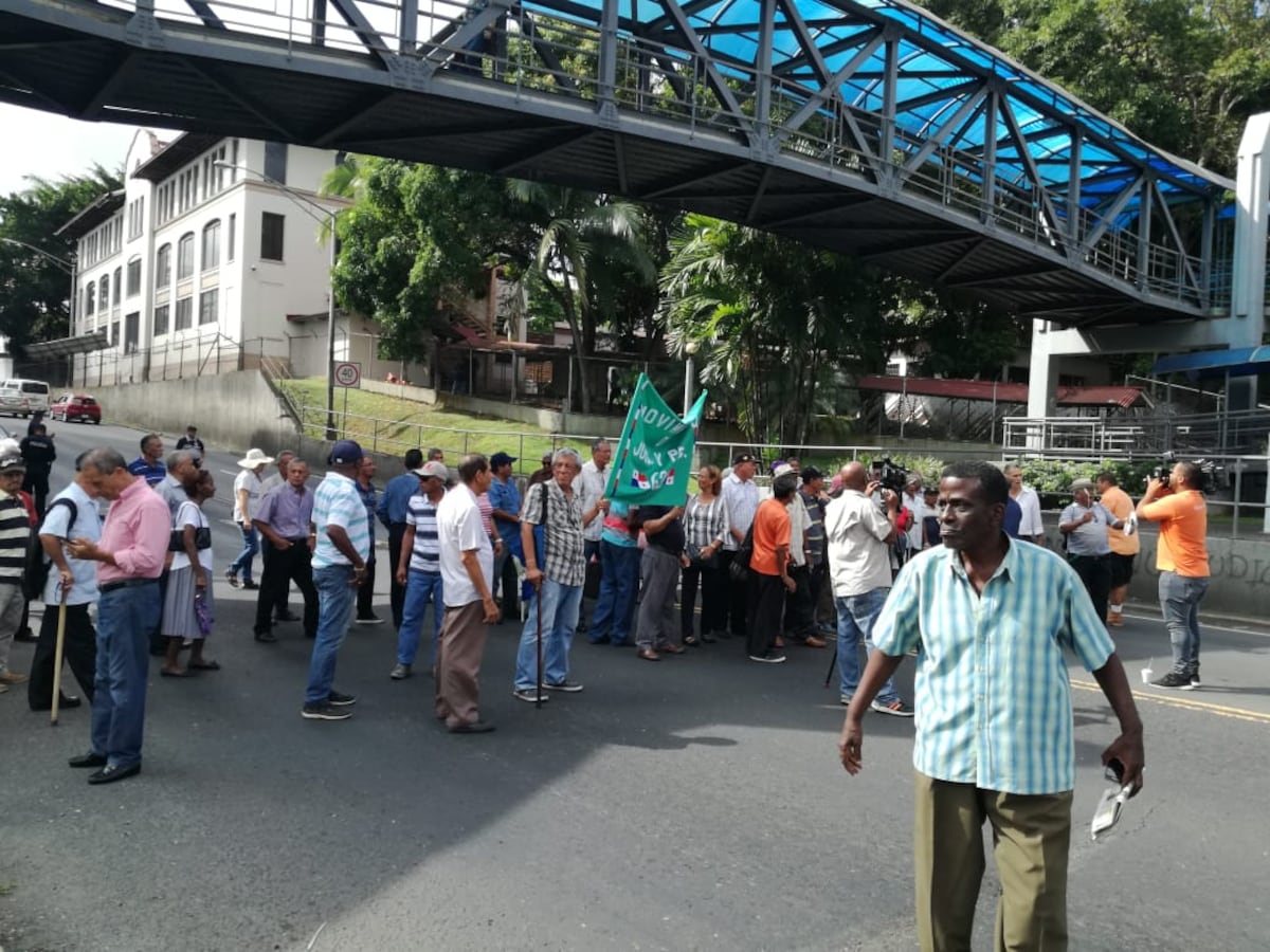 Jubilados cierran la 5 de Mayo y hacen caminar a los diputados por su aumento