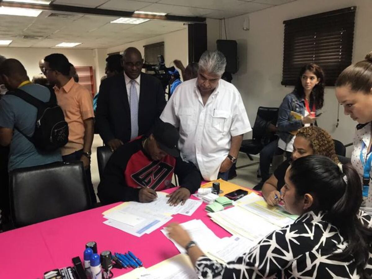 DJ Black vuelve con el CD. Se lanza ahora a diputado por el 8-8