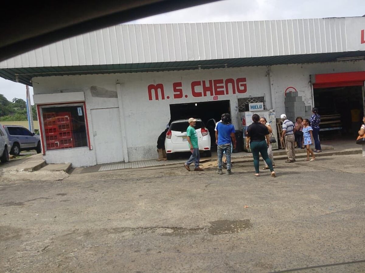 Auto queda metido en Minisúper en Arraiján cabecera