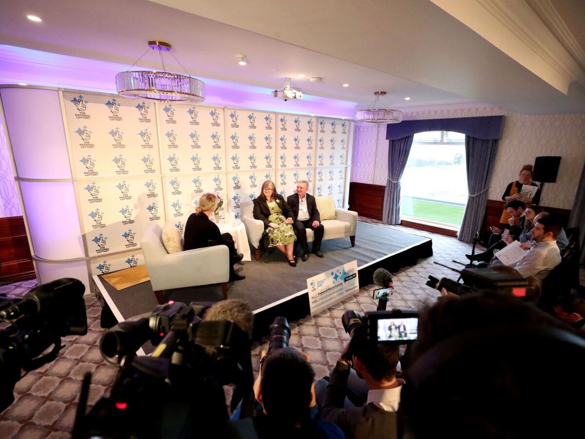 Pareja se gana 144 millones de dólares y tiene gran gesto con 50 amigos