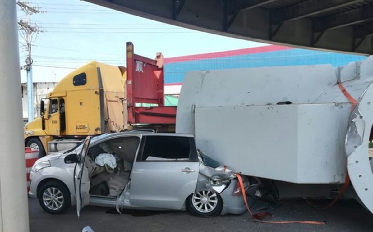 ¡IMPACTANTE! Carga de articulado apachurra auto debajo del puente de San Antonio