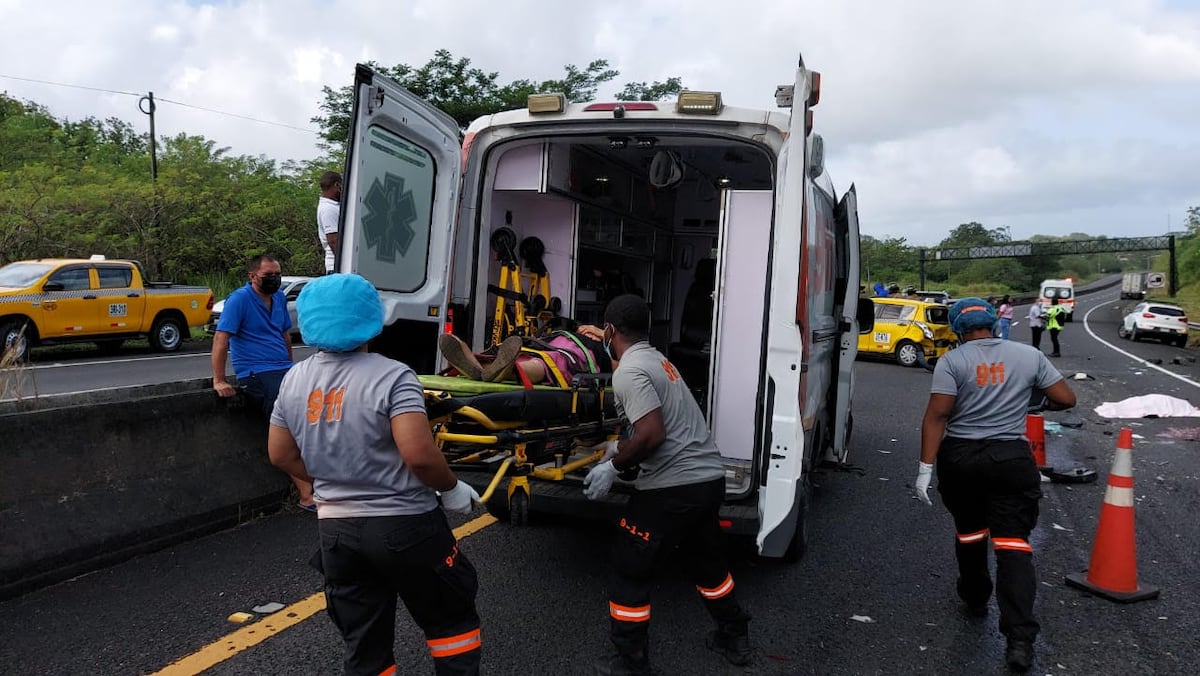 Tragedia. Joven iba a retirar su diploma, el taxi se accidenta y al intentar auxiliar a su mamá, un camión lo arrolló