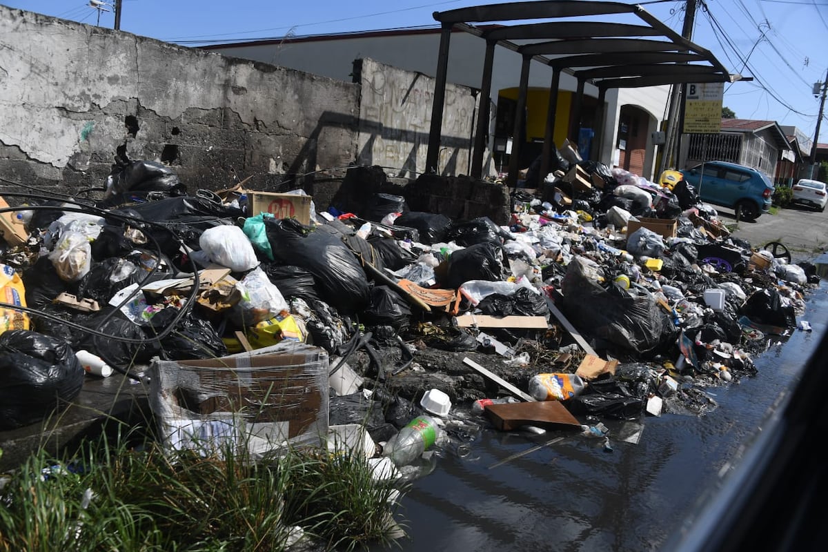 Qué porquería. Entre ‘buco’ de basura celebran Día de las Madres en San Miguelito. +Fotos