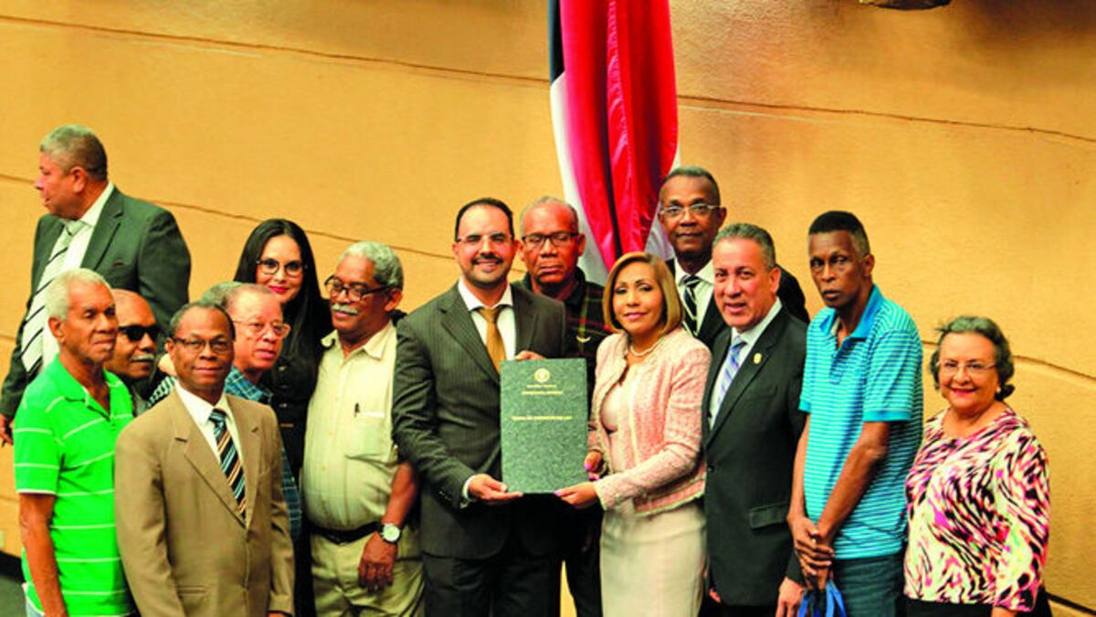 Extrabajadores del IRHE planean marcha para exigir el pago de 240 millones de dólares