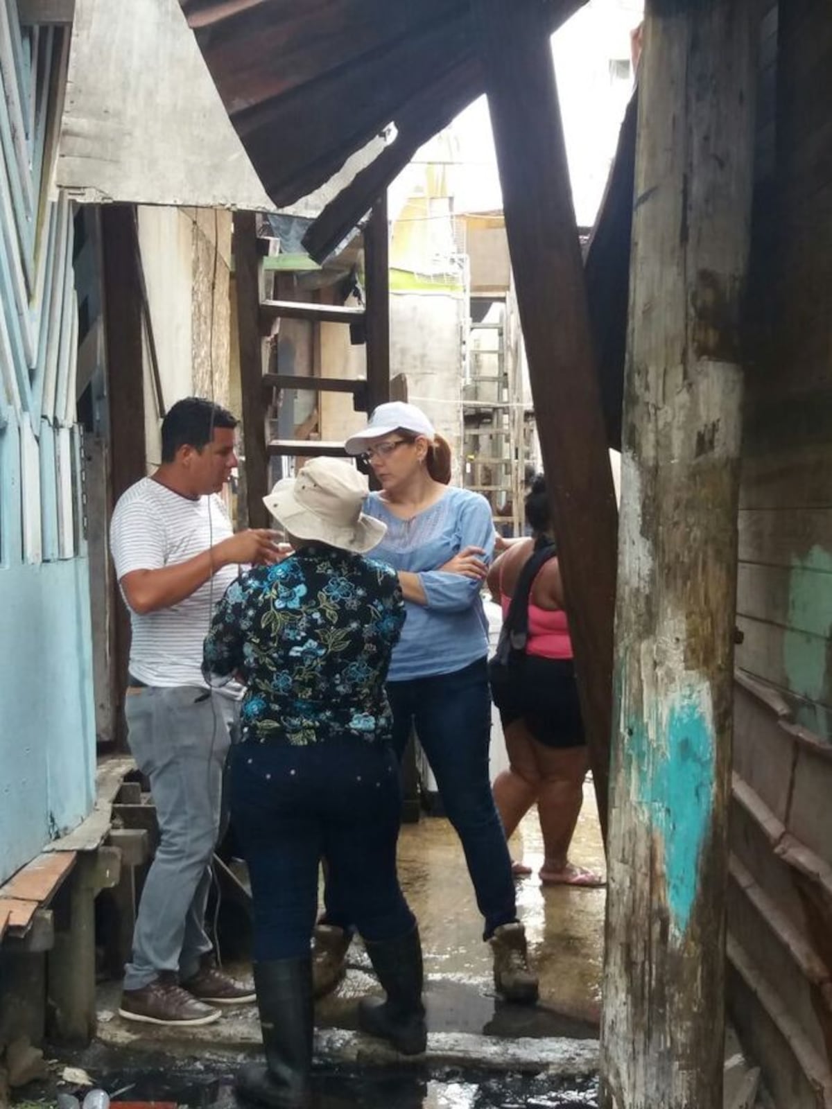¡SANTO CIELO! En medio de la basura directora del IDAAN visita Curundú