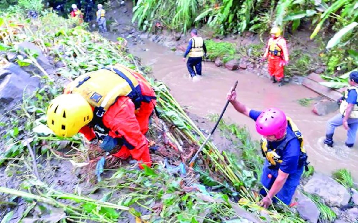 Abuelito intentó atravesar una quebrada con su bicicleta y el agua lo arrastró 
