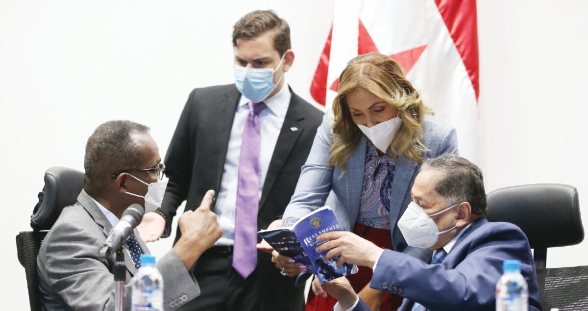 Diputados reaccionan al tema de las licencias con sueldo. La lista de alcaldes y representantes es larga