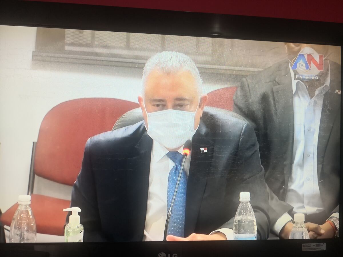 Diputado Robinson exhibe a ministra y a su desempeño