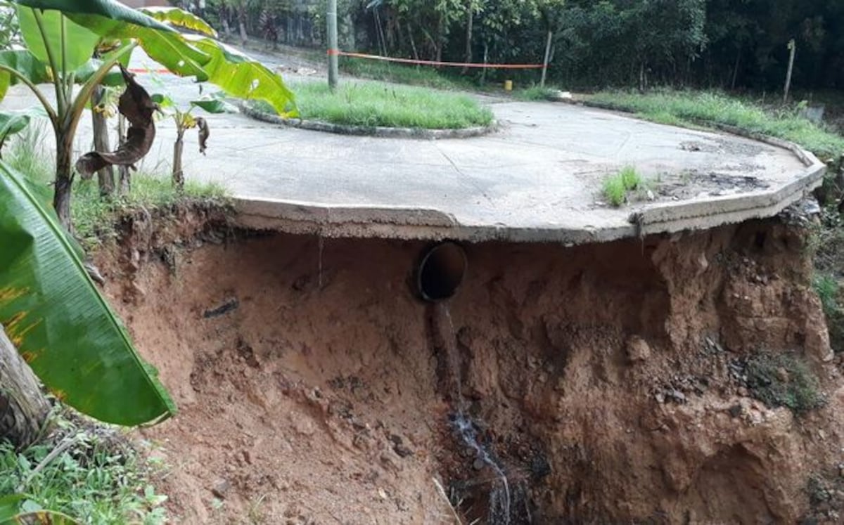 SE LOS ESTÁ TRAGANDO LA TIERRA. Sus casas están quedando en el aire 