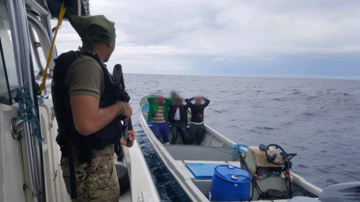 En altamar capturan a tres sujetos a bordo de lancha y con 800 paquetes de droga