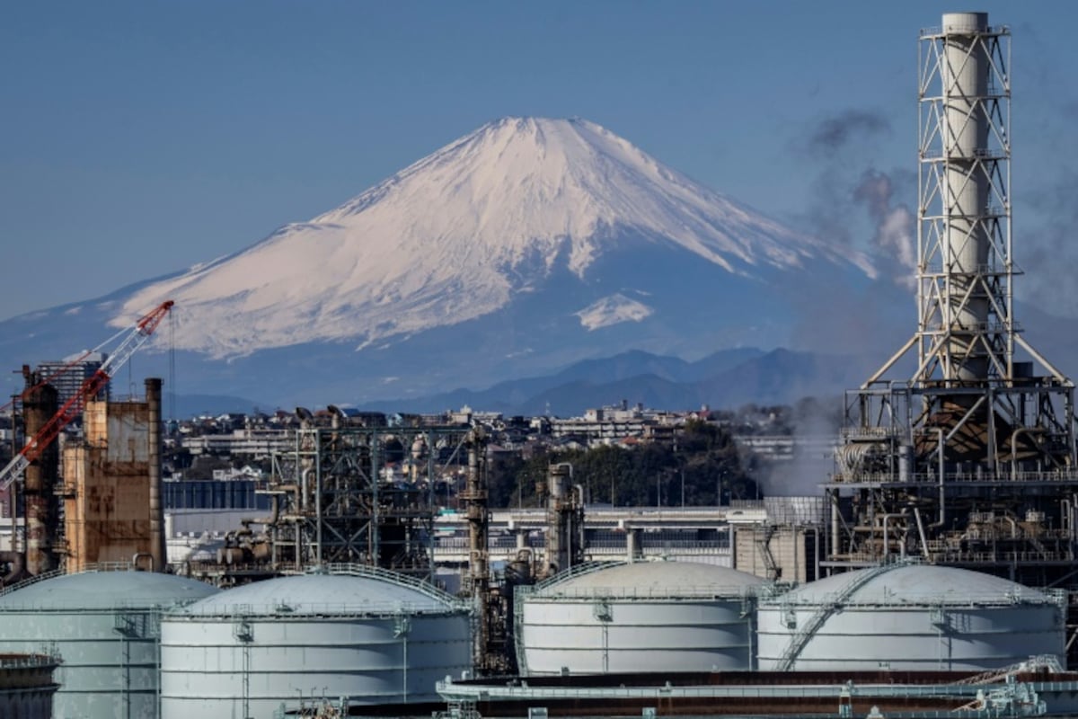 Policía reprende a padre que dejó solo a su hijo de 7 años en el Monte Fuji